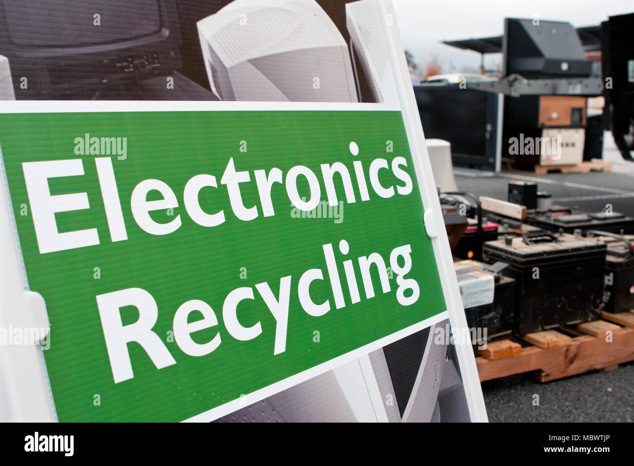 Ein 'Electronics Recycling' Zeichen Menschen sagt, wo alte Computer Vorbeibringen, etc. zu einem recycling Event am 23. November 2013 in Lawrenceville, GA. Stockfoto