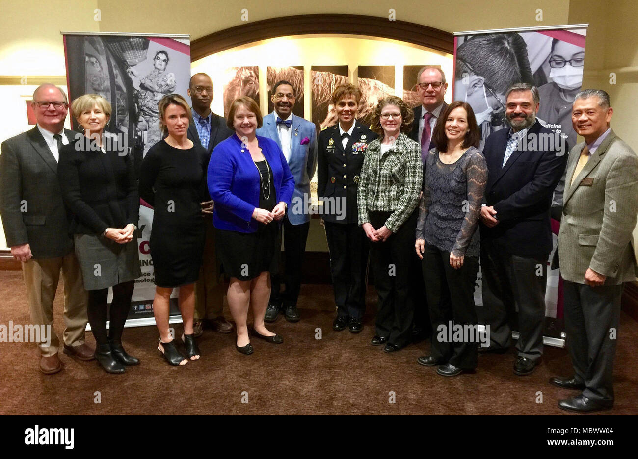 Generalleutnant Nadja West (Mitte) U.S. Army Surgeon General und Befehlshaber der U.S. Army Medical Command, wirft mit kommunalen Partnern in San Antonio als Teil der US-Armee 2018 All-American Bowl und Armee Medizin erfahren. Sie sind (v.l.n.r.): Dr. Joseph Crowley, Präsident der American Dental Association (mit seiner Frau dargestellt); Grizelda McClelland, Assistant Dean und Direktor des Pre-Health Programm, Hochschule der Künste und der Wissenschaften an der Washington University, St. Louis; Benny Belvin, Associate Director von Career Services an der Harvard University; Dr. Wanda Filer, Stuhl und hinter den Vorsitz Stockfoto