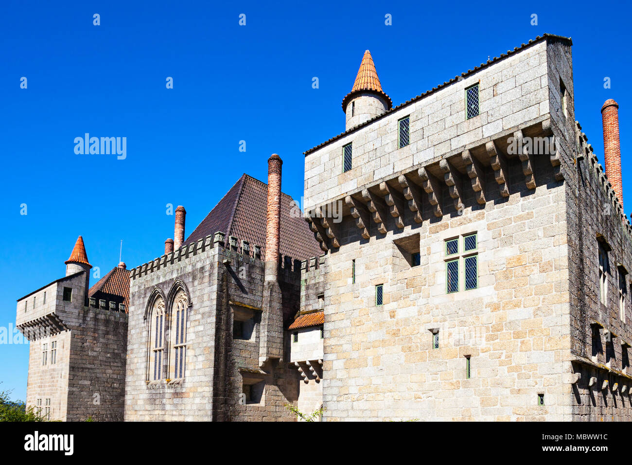 GUIMARAES, PORTUGAL - 11. Juli: Palast der Duques von Braganza, einem mittelalterlichen Palast und Museum am 11. Juli 2014 in Guimaraes, Portugal Stockfoto