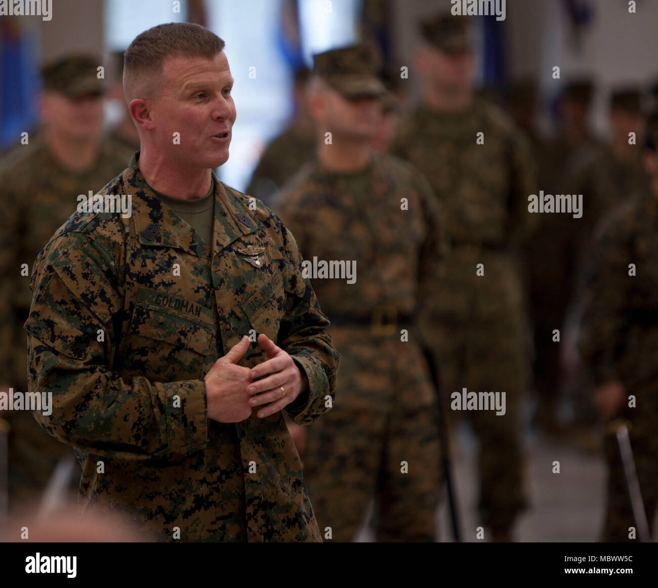 Die Zeremonie zum Wechsel der Direktoren der Marine Corps University beinhaltet formale Bemerkungen des neuen leitenden Anführers, der für die Aufsicht über die berufliche militärische Ausbildung verantwortlich ist. Das Archivbild dokumentiert die Adresse, die in Camp Johnson während des Übergangs der Führung innerhalb der Marine Corps Combat Service Support Schools geliefert wurde. Stockfoto