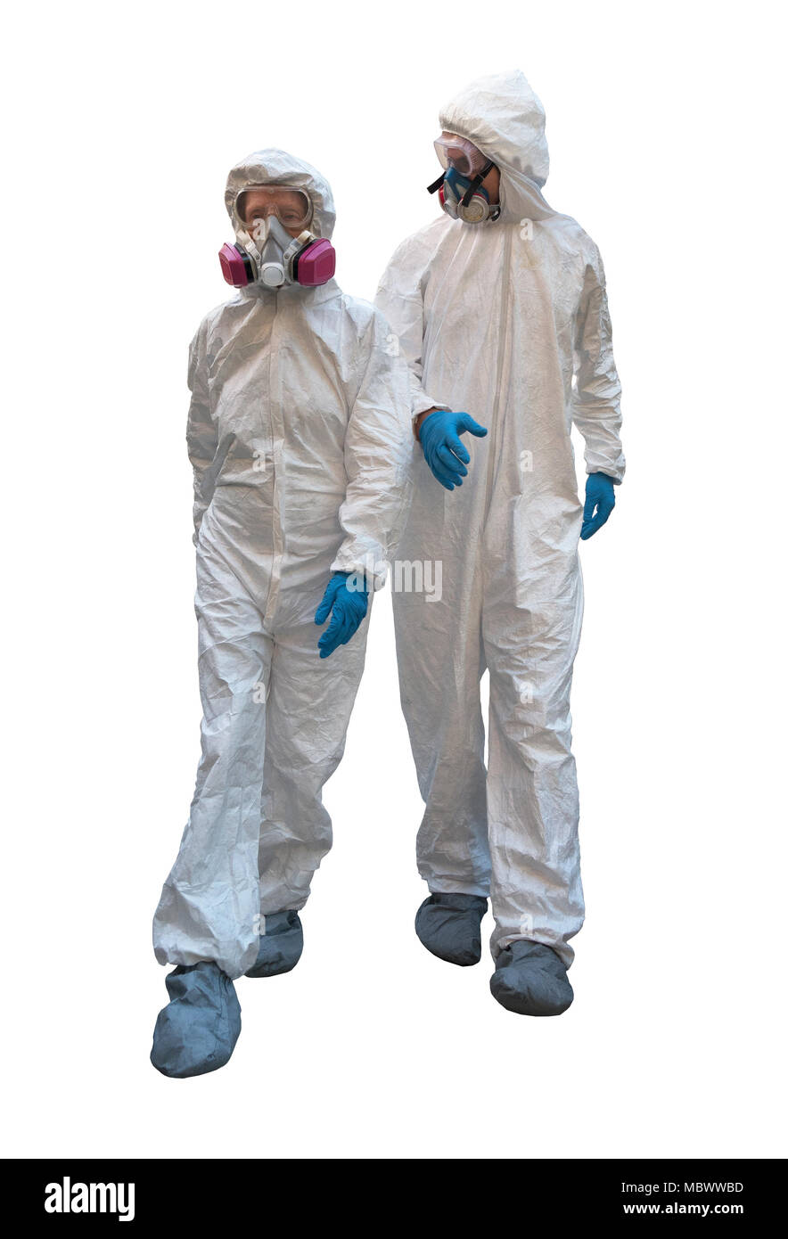 Der Mann und die Frau zu Fuß tragen hazmat Klagen Stockfoto
