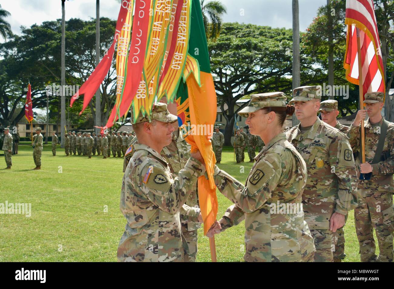 Command Sgt. Maj. Teresa Duncan übergibt der 8 Military Police Brigade Farben zu der Brigade Kommandeur, Oberst Shannon-Mikel Lucas, während ein Wechsel der Verantwortung Zeremonie am 9. Januar auf Schofield Barracks" Hamilton Feld. (U.S. Armee Foto von Sgt. 1. Klasse John Brown, 8. Militärische Polizei Feuerwehr der öffentlichen Angelegenheiten) Stockfoto