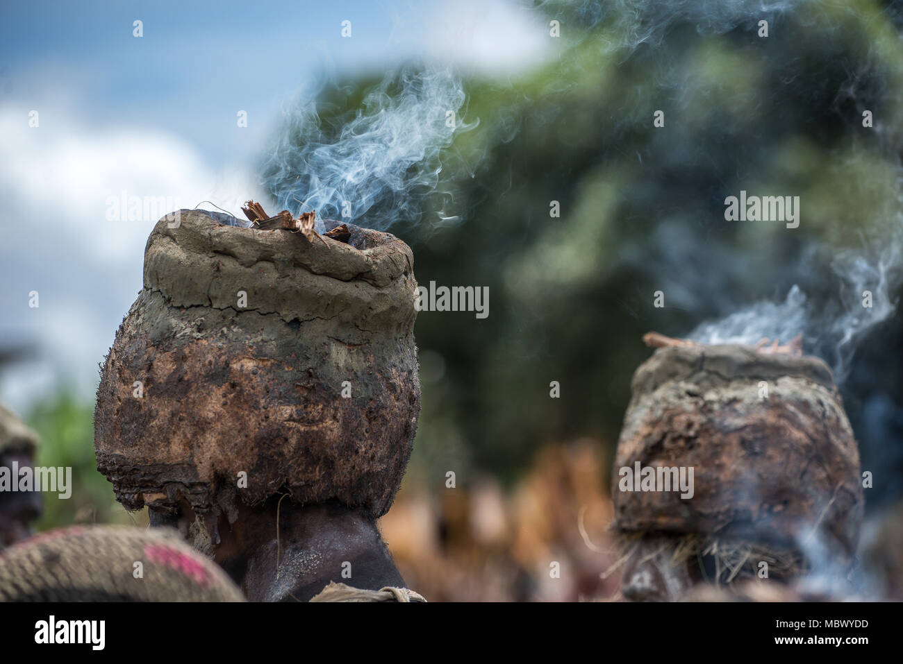 Mindima firemakers mit Rauchen Kopfschmuck, Mount Hagen Show, Papua-Neuguinea Stockfoto