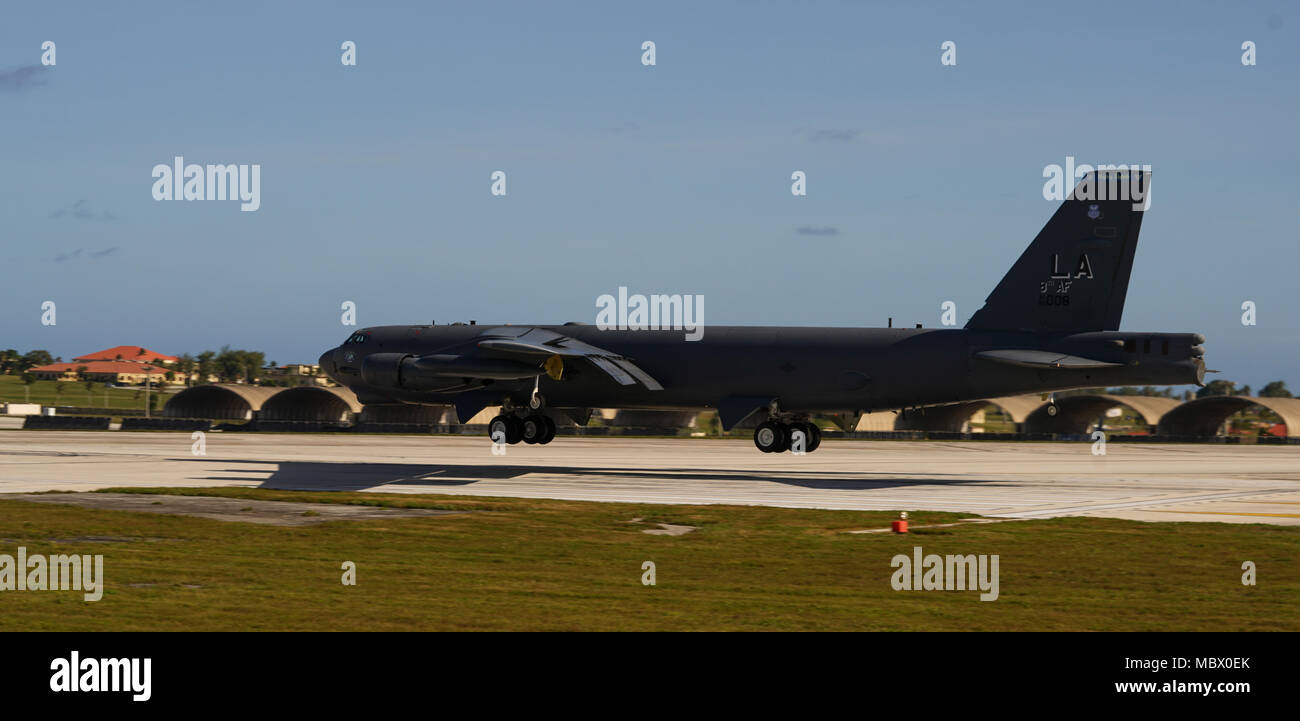 Ein US Air Force Bomber B-52 Stratofortress landet bei Andersen Air Force Base, Guam, Jän. 16., 2018. Die stratofortress ist einer von sechs US Air Force B-52 H Stratofortress Bombers und ca. 300 Flieger von Barksdale Air Force Base (AFB), Louisiana, Bereitstellung der Andersen AFB, Guam, zur Unterstützung des US Pacific Command (FIRMA PACOM) Kontinuierliche Bomber Präsenz (CBP) Mission. (U.S. Air Force Foto/Tech. Sgt. Richard S. Ebensberger) Stockfoto