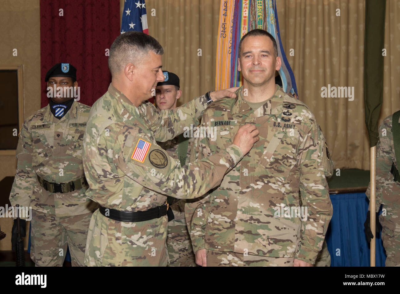 Brig. Gen. Sean C. Bernabe, Commander, Task Force Marne, 3 Infanterie Division, wurde von Oberst zu allgemeinen in Fort Stewart, Ga, 11. Januar 2018 Brigadier befördert. Generalleutnant Stephen J. Townsend, Kommandierender General, XVIII Airborne Corps, in der Zeremonie teilnahm und entfernte den Colonel Rang vor bernabe's Frau, Jayne, der brigadegeneral Rang auf seine Brust gelegt. (U.S. Armee Foto von Sgt. Caitlyn C. Smoyer/Freigegeben) Stockfoto