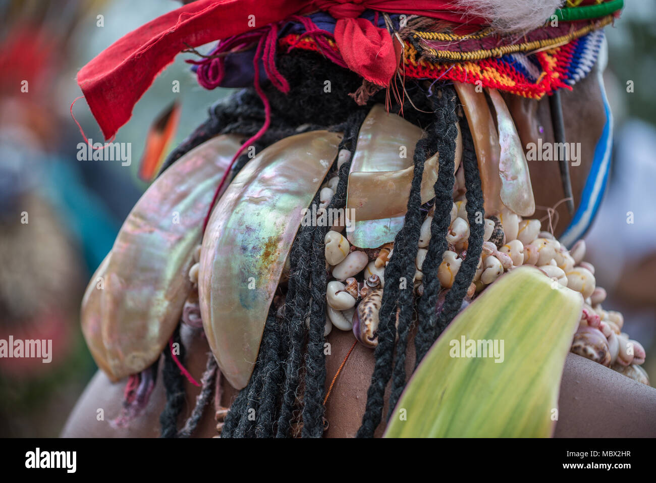 Detail einer reichen traditionellen Schalen Earrings, Mount Hagen Show, Papua-Neuguinea Stockfoto