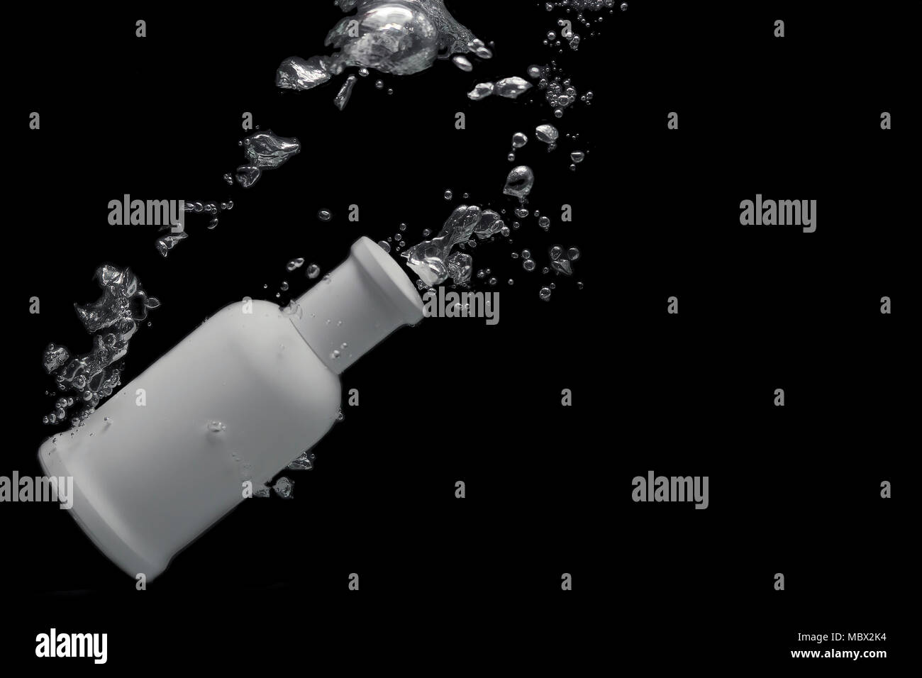 Parfüm im Hintergrund von Spritzern, Platz für Text Stockfoto
