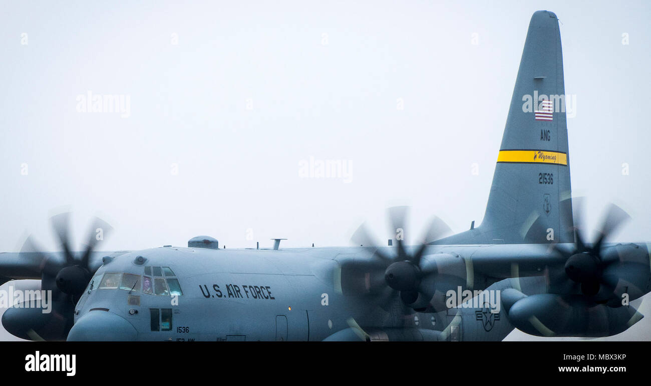 Eine C-130 H Taxis durch den Nebel nach der Ankunft in Eglin Air Force Base, Fla., Jan. 11. Luftwaffe erste voll aufgerüstet C-130H ist hier für Test und Evaluierung auf die neue modifizierte Propeller und Motoren. (U.S. Air Force Foto/Samuel King Jr.) Stockfoto