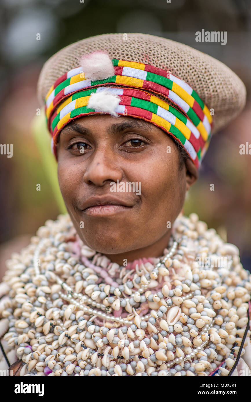 Close-up Porträt einer Frau in traditioneller Tracht mit riesigen Schalen Earrings, Mount Hagen Show, Papua-Neuguinea Stockfoto