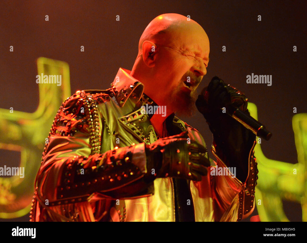 Green Bay, Wisconsin, USA. 5 Apr, 2018. Sänger Rob Halford von Judas Priest an der Resch Center in Green Bay, Wisconsin führt. Ricky Bassman/CSM/Alamy leben Nachrichten Stockfoto