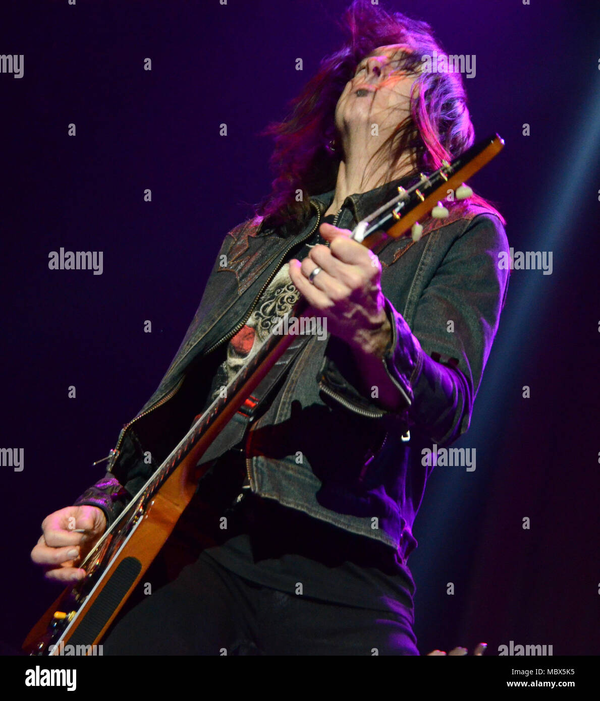 Green Bay, Wisconsin, USA. 5 Apr, 2018. Gitarrist Damon Johnson der Band Black Star Riders führt auf dem Resch Center in Green Bay, Wisconsin. Ricky Bassman/CSM/Alamy leben Nachrichten Stockfoto