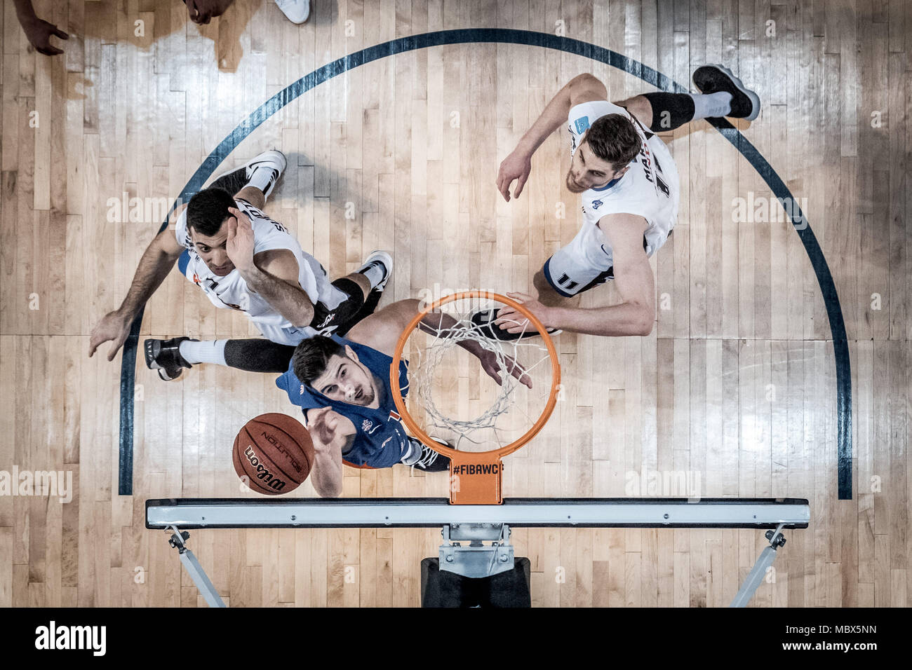 Tallinn, Harjumaa, Estland. 11 Apr, 2018. Nando de Colo von CSKA Moskau eine Aufnahme gegen Martin Dorbek (links) und Thomas van der Mars von BC Kalev Cramo während der Vtb United Liga Spiel als BC Kalev Cramo verloren 95:105 zu CSKA Moskau an Saku Suurhall in Tallinn. Credit: Hendrik Osula/SOPA Images/ZUMA Draht/Alamy leben Nachrichten Stockfoto