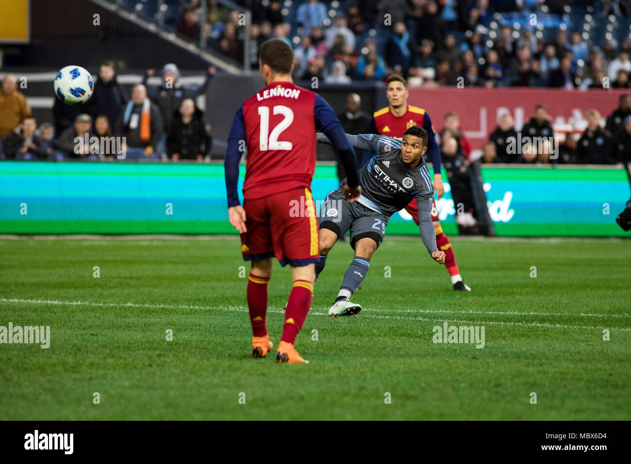 Bronx, New York, US. 11. April 2018. Tajouri-Shradi NYCFC vorwärts Ismael (29) Uhren sein Schuß in die Rückseite des Netzes für das erste Tor seiner Stadt von dem Spiel gegen Real Salt Lake curl. NYCFC gewann 4-0. Stockfoto