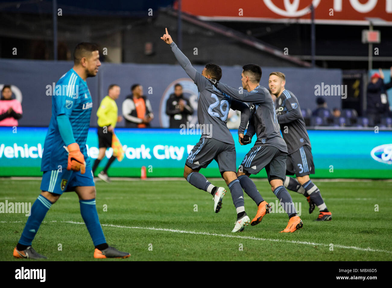 Bronx, New York, USA. 11. April 2018. Der Stürmer Ismael Tajouri-Shradi NYCFC (29) feiert nach dem Scoring Das erste Ziel des Spiels gegen Real Salt Lake. NYCFC gewann das Spiel 4-0. Stockfoto