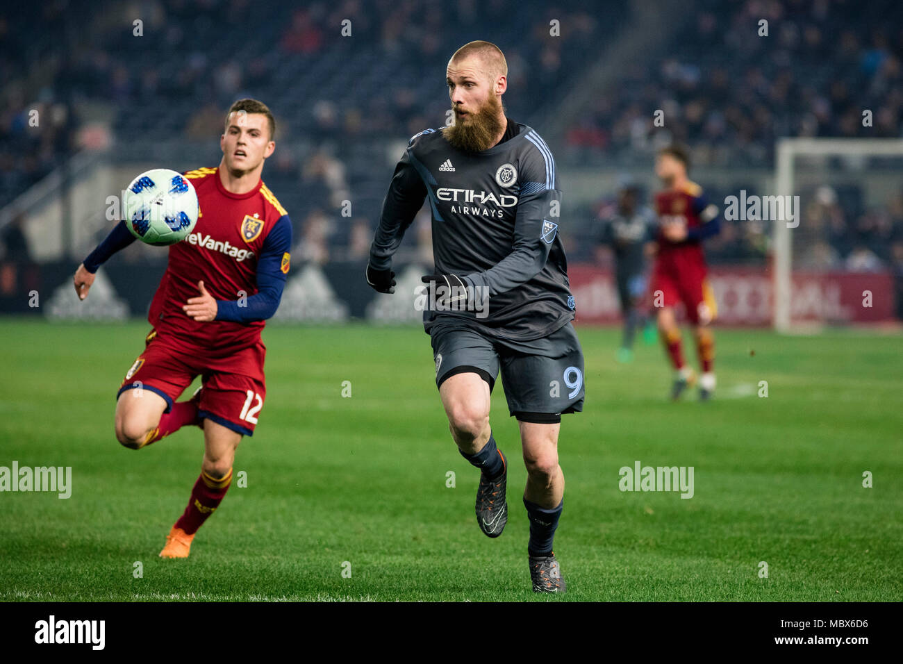 Bronx, New York, USA. 11. April 2018. Jo Inge Berget (9) Der NYCFC jagt eine Kugel gegen Brooks Lennon (12) von Real Salt Lake in der zweiten Hälfte des Spiels. NYCFC gewann 4-0. Stockfoto