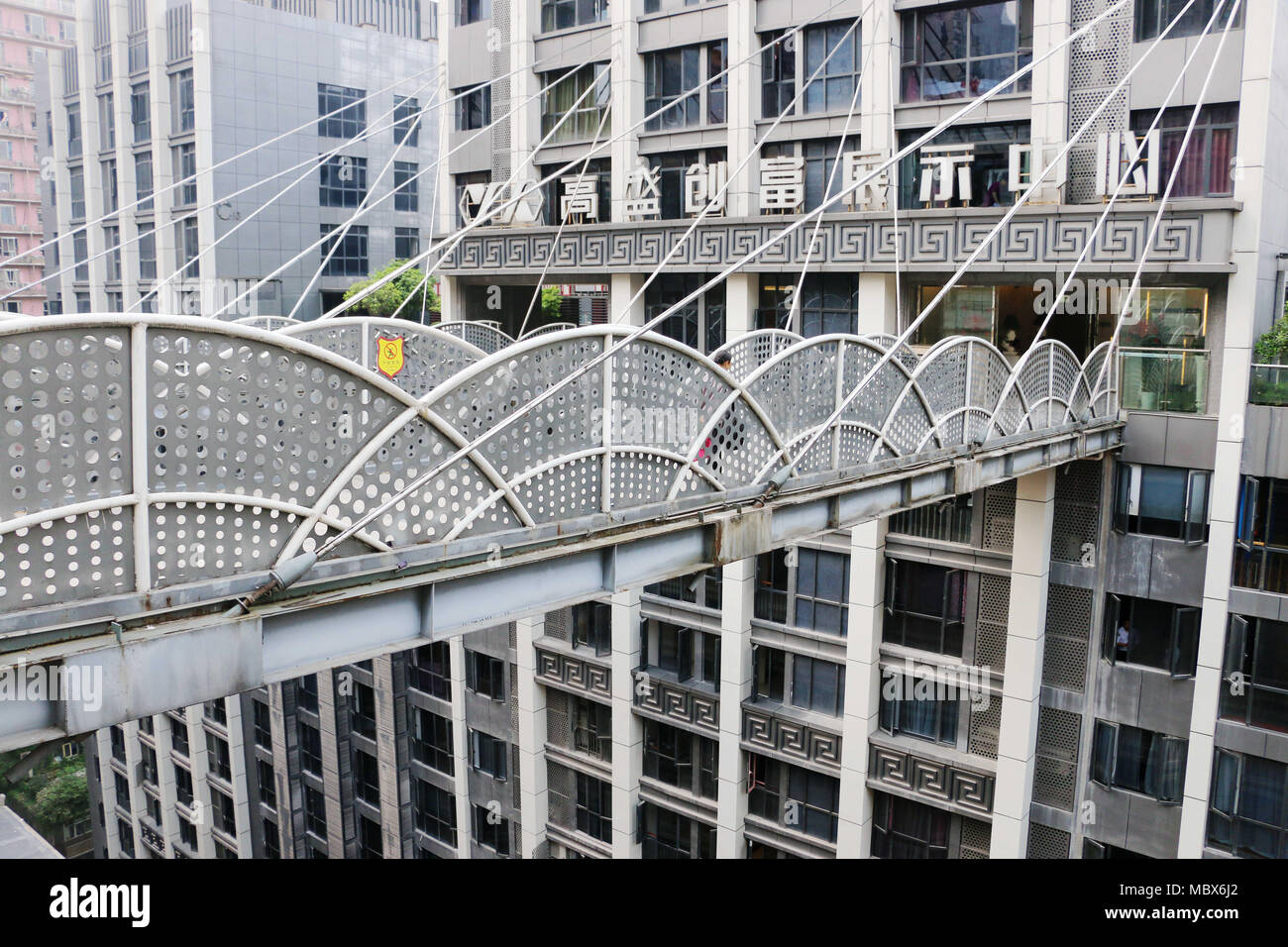 Chongqin, Chongqin, China. 12 Apr, 2018. Chongqing, China 12. April 2018: eine 68 Meter hohe Brücke verbindet zwei Gebäude im Südwesten Chinas Chongqing gesehen werden kann. Credit: SIPA Asien/ZUMA Draht/Alamy leben Nachrichten Stockfoto