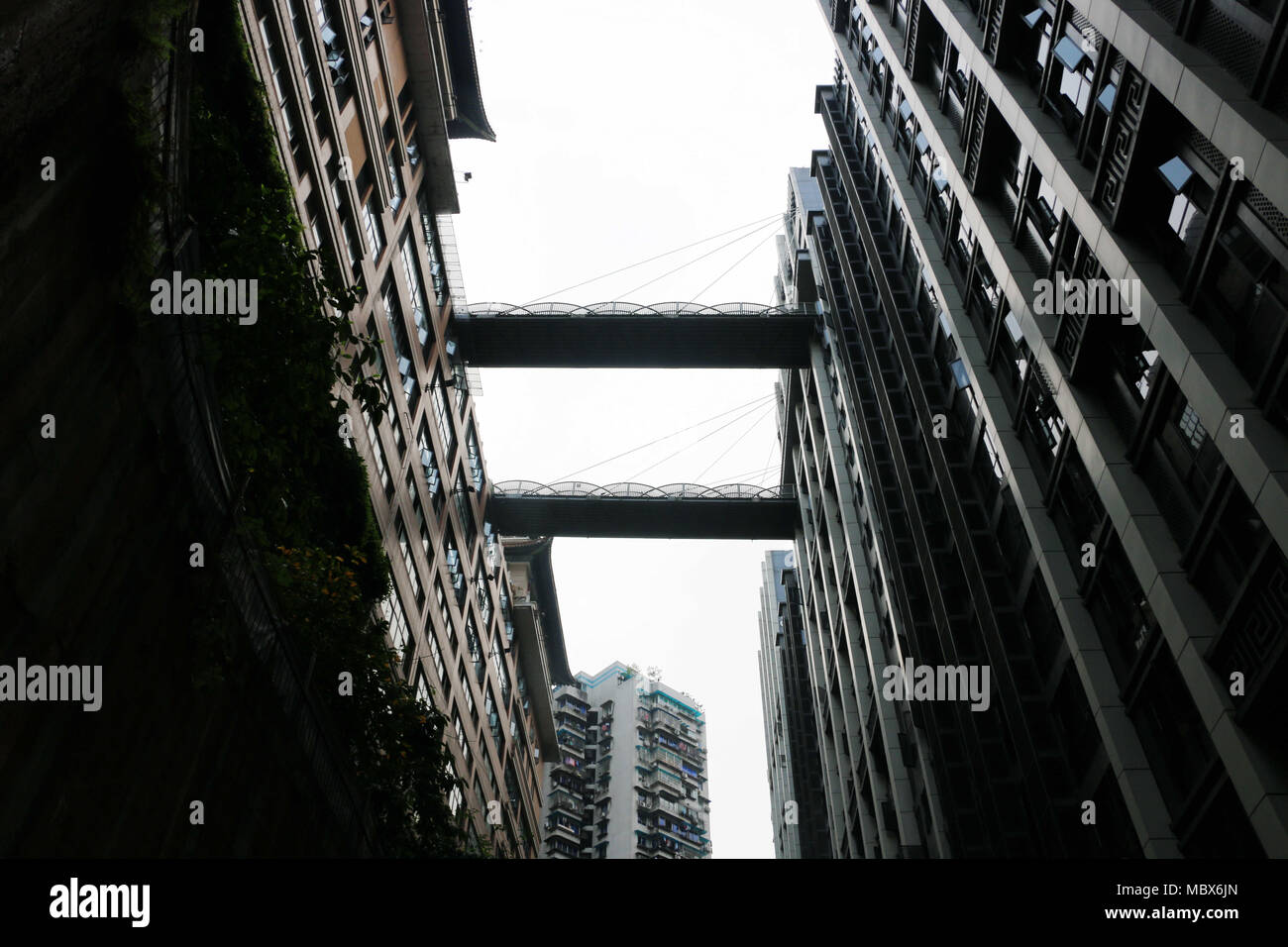 Chongqin, Chongqin, China. 12 Apr, 2018. Chongqing, China 12. April 2018: eine 68 Meter hohe Brücke verbindet zwei Gebäude im Südwesten Chinas Chongqing gesehen werden kann. Credit: SIPA Asien/ZUMA Draht/Alamy leben Nachrichten Stockfoto