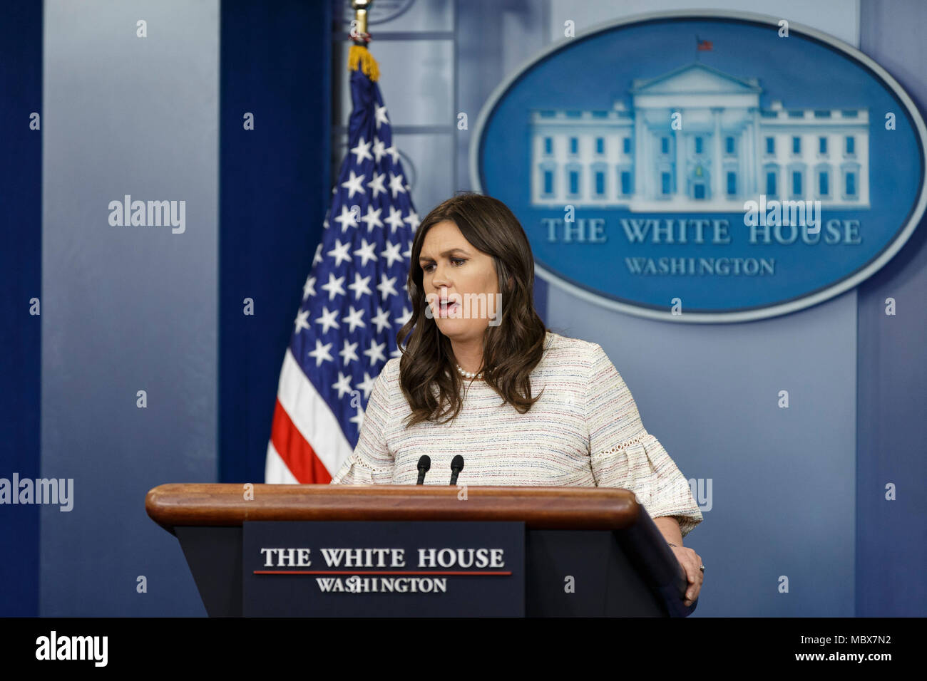 Pressesprecher des Weißen Hauses, Sarah Huckabee Sanders nimmt Fragen von Journalisten im Weißen Haus täglichen Pressekonferenz im Weißen Haus in Washington, DC am 11. April 2018. Credit: Alex Edelman/CNP/MediaPunch Stockfoto