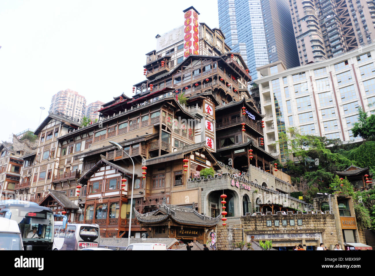 Chongqin, Chongqin, China. 11 Apr, 2018. Chongqing, China 11. April 2018: Hongya Höhle ist in der Schnittmenge riverside Zone der Cangbai Straße, Yangtze und Jialing im Südwesten Chinas Chongqing. Die wichtigsten Stil und Funktion in Hongya Höhle ist die traditionelle gestelzt Gebäude. Hongya Höhle ist, bewahrt die vollständigste und dekoriert die besten gestelzt Gebäudegruppe in Chongqing. Es ist erbaut in Anlehnung an den Berg und neben dem Fluss. Credit: SIPA Asien/ZUMA Draht/Alamy leben Nachrichten Stockfoto