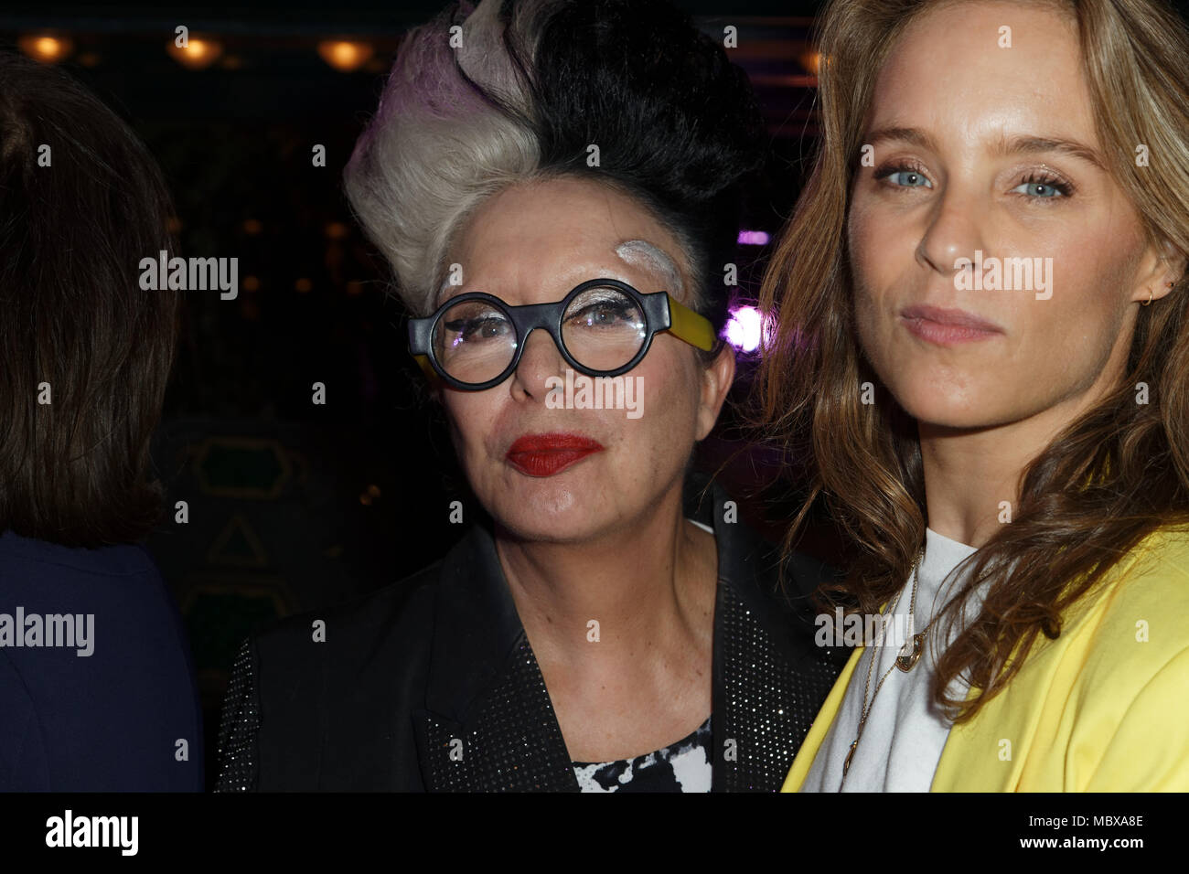 Paris, Frankreich. 11. April 2018. Mireille Suzanne Francette Porte, aka Orlan und Odile d'Oultremont besuchen 11 'La Closerie Des Lilas "literarische Auszeichnungen 2018 La Closerie Des Lilas, Paris, Frankreich. Quelle: Bernard Menigault/Alamy leben Nachrichten Stockfoto