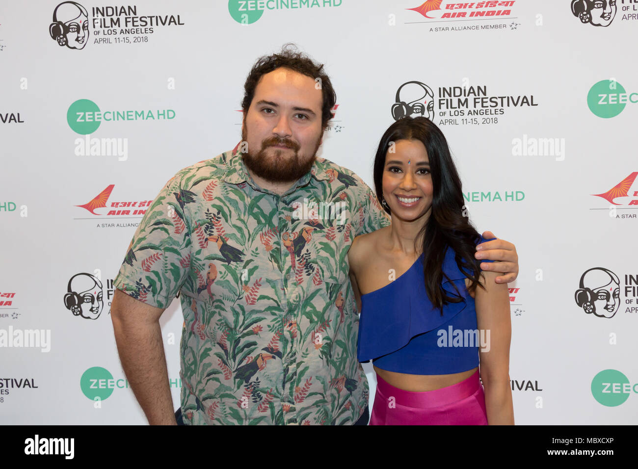 Los Angeles, USA. 11. April 2018. Filmkritiker, IFFLA Juror Carlos Aguilar (links) mit IFFLA Juror Schauspielerin Sujata Tag (rechts) bei der Eröffnung der Nacht Roter Teppich für die Los Angeles Premiere von IM SCHATTEN am Indian Film Festival in Los Angeles im Regal LA LIVE: Die Barco Innovation Center. Quelle: Wladimir Yazev/Alamy Leben Nachrichten. Stockfoto