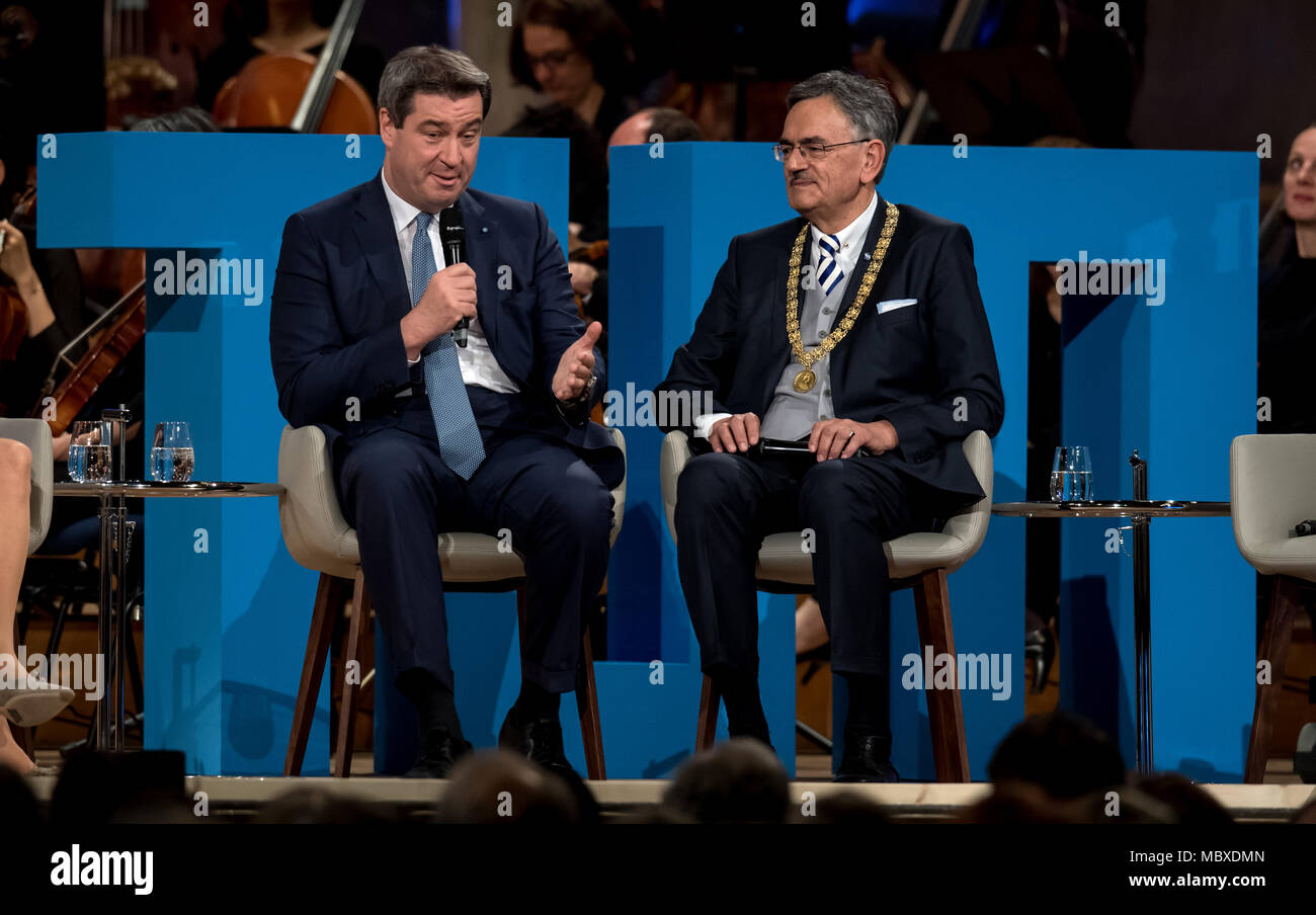 München, Deutschland. 12. April 2018. Wolfgang Herrmann (r), Präsident der Technischen Universität München (TUM) und der bayerische Ministerpraesident Markus Soeder der Christlich Sozialen Union (CSU) sprechen bei einer Zeremonie TUM feiert 150-jähriges Bestehen. König Ludwig II. gegründet der Polytechnischen Schule München am 12. April 1868. Foto: Sven Hoppe/dpa Quelle: dpa Picture alliance/Alamy leben Nachrichten Stockfoto