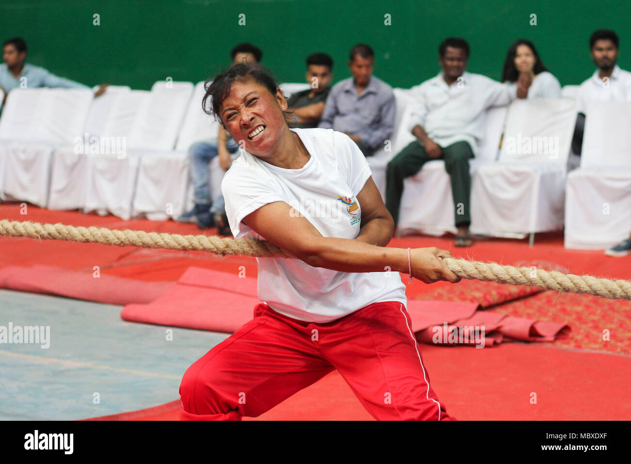 Traditionelles Spiel von Assam "Rosi Tona Khel" (Seil ziehen), Guwahati, Assam, Indien. 12. April 2018. Die Spieler in Aktion in traditionellen Spiel von Assam "Rosi Tona Khel" (Seil ziehen) während der 12. April 2018, Guwahati, Assam, Indien. Indigene Spiel Festival. "Rosi Tona Khel" (Seil ziehen) ist eine Sportart, die direkt stellt zwei Teams gegeneinander an und an den gegenüberliegenden Enden eines Seils mit dem Ziel ziehen Sie das Seil in einem bestimmten Abstand von der Kraft der gegnerischen Mannschaft zu bringen. Foto: David Talukdar. Stockfoto