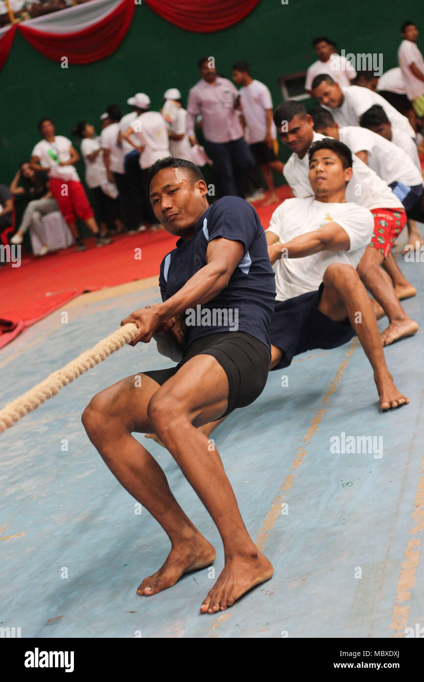 Traditionelles Spiel von Assam "Rosi Tona Khel" (Seil ziehen), Guwahati, Assam, Indien. 12. April 2018. Die Spieler in Aktion in traditionellen Spiel von Assam "Rosi Tona Khel" (Seil ziehen) während der 12. April 2018, Guwahati, Assam, Indien. Indigene Spiel Festival. "Rosi Tona Khel" (Seil ziehen) ist eine Sportart, die direkt stellt zwei Teams gegeneinander an und an den gegenüberliegenden Enden eines Seils mit dem Ziel ziehen Sie das Seil in einem bestimmten Abstand von der Kraft der gegnerischen Mannschaft zu bringen. Foto: David Talukdar. Stockfoto