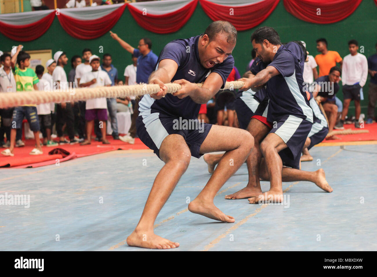 Traditionelles Spiel von Assam "Rosi Tona Khel" (Seil ziehen), Guwahati, Assam, Indien. 12. April 2018. Die Spieler in Aktion in traditionellen Spiel von Assam "Rosi Tona Khel" (Seil ziehen) während der 12. April 2018, Guwahati, Assam, Indien. Indigene Spiel Festival. "Rosi Tona Khel" (Seil ziehen) ist eine Sportart, die direkt stellt zwei Teams gegeneinander an und an den gegenüberliegenden Enden eines Seils mit dem Ziel ziehen Sie das Seil in einem bestimmten Abstand von der Kraft der gegnerischen Mannschaft zu bringen. Foto: David Talukdar. Stockfoto