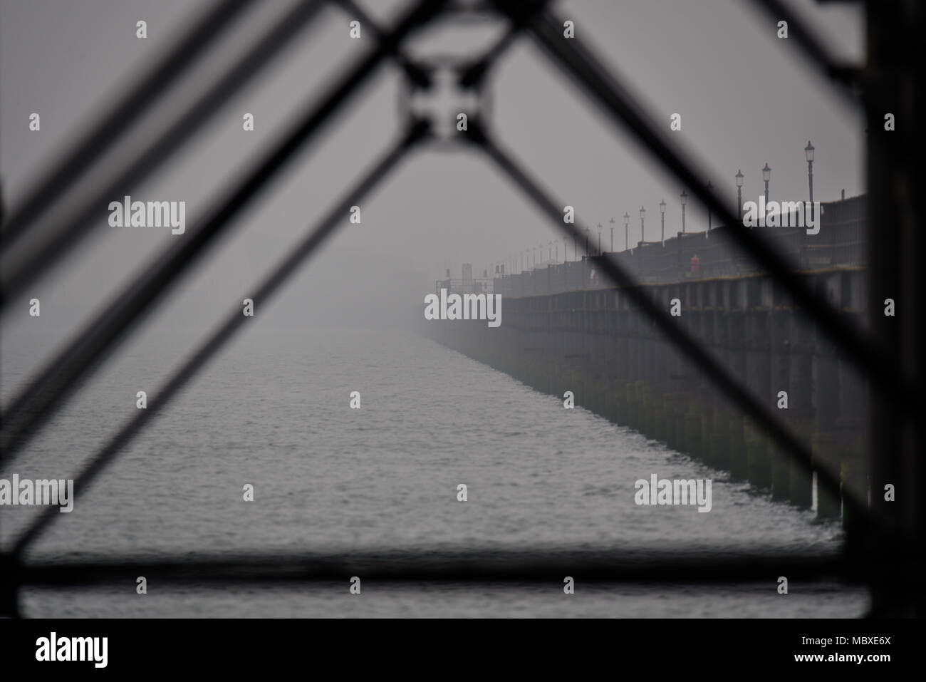 Nebel und Dunst über Essex nicht Wanderer aus zu Fuß auf Southend Pier in das düstere Thames Estuary abhalten Stockfoto