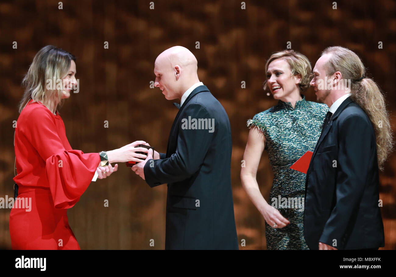 11 April 2018, Hamburg, Deutschland: der Journalist und Mitglied der Jury Anja Reschke (L) und Journalistin Caren Miosga (2. R) vorhanden Dominik Osswald (2 L) und Christian Muelhauser (R), Mitglieder der Mannschaft Marc Brupbacher, Kaspar Manz, Christian Muelhauser, Dominik Osswald und Urs Wyss mit ihren Trophäen während der "Henri-Nannen-Preis" Preisverleihung. Das Team wurde ausgezeichnet für ihre Web-Projekt "In eisigen Tiefen · Expedition in einen Gletscher" (Lit. In eisigen Tiefen - Expedition zum Gletscher) veröffentlicht auf tagesanzeiger.ch. Die Henri-Nannen-Preis ehrt Journalisten für ihre hervorragende Arbeit. Foto: Georg Wen Stockfoto