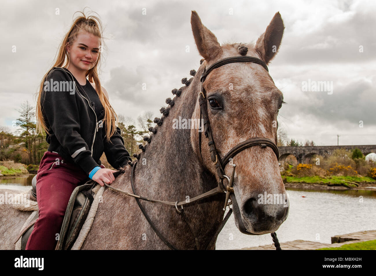 Junges Mädchen mit ihrem Pferd mit ballydehob 12 Bogenbrücke im Hintergrund, Ballydehob, County Cork, Irland mit kopieren. Stockfoto