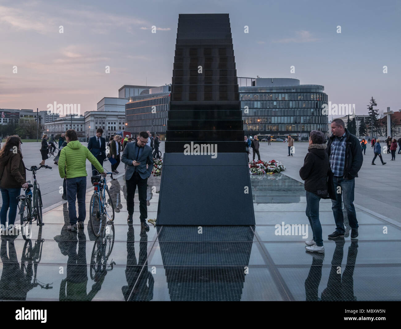 Die Menschen sind, die sich um die neu vorgestellte Denkmal für die Opfer des Flugzeugabsturzes in Smolensk, Warschau, Polen Stockfoto