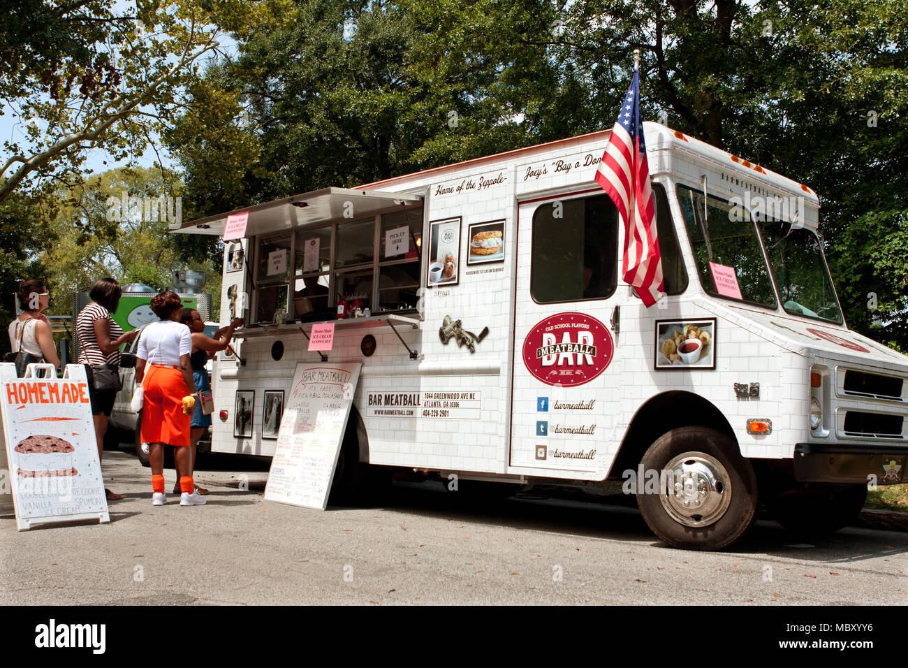 Atlanta, GA, USA - 16. August 2014: Kunden stehen im Einklang Mahlzeiten aus einem Lebensmittel Lkw am Piedmont Park Arts Festival zu bestellen. Stockfoto