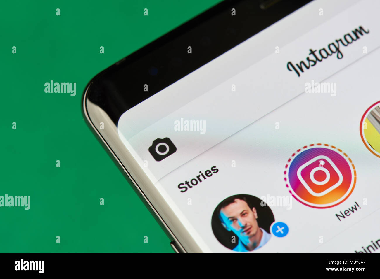 New York, 11. April 2018: Neue Geschichten auf Instagram App in der modernen Bildschirm des Smartphones close-up Stockfoto
