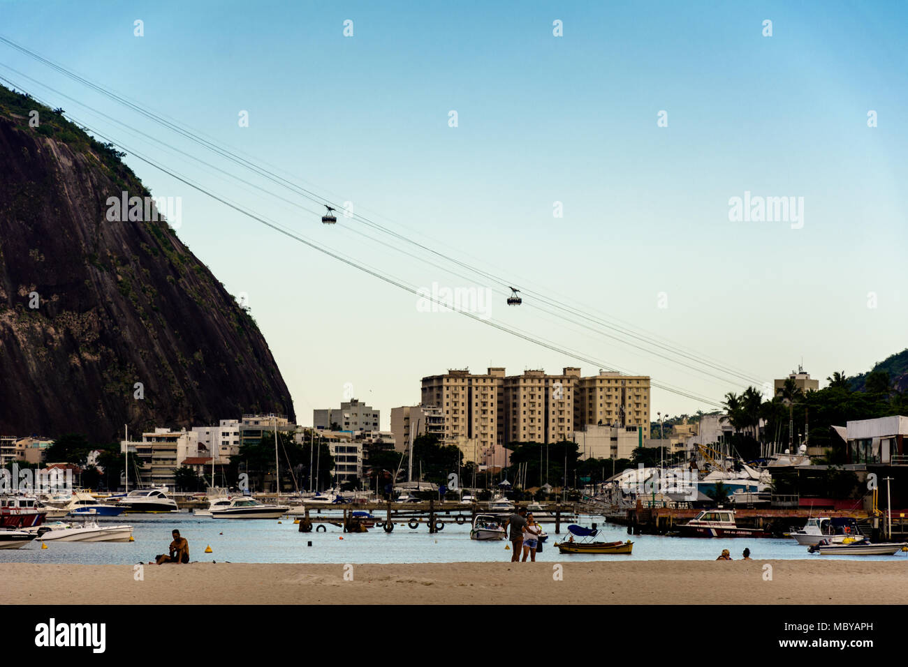 Rio de Janeiro, Brasilien - Dezember, 2017. Blick auf den Strand von Botafogo, mit dem unteren Teil des berühmten Zuckerhut, während des Sommers. Stockfoto