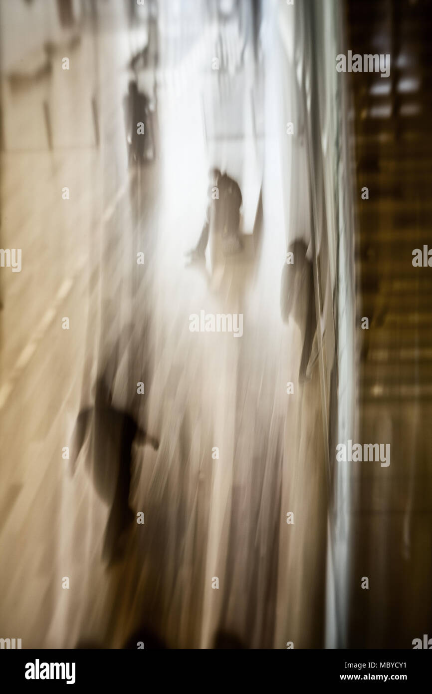 Abstraktes Bild der Person zu Fuß in Richtung des Lichtes in der Lobby Stockfoto
