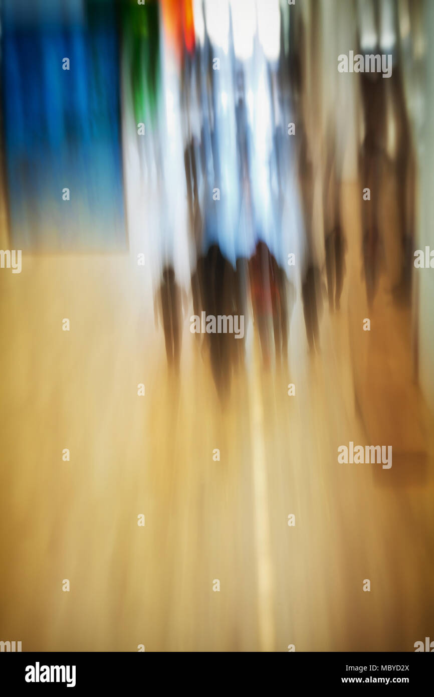 Abstraktes Bild des Menschen, Gebäude und Wandern in der Lobby des Gebäudes Stockfoto