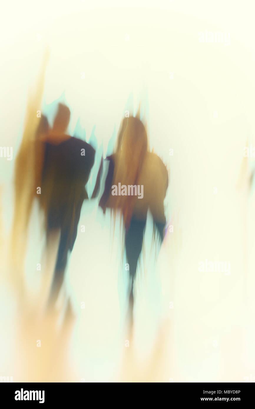 Abstraktes Bild des Paares zu Fuß in Richtung des Lichts Stockfoto