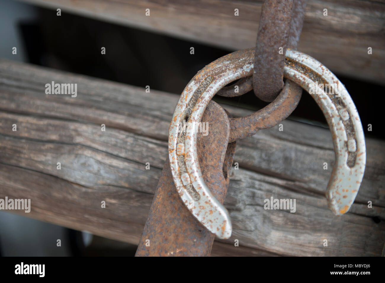 Alte lucky horse shoe auf Holz Zaun Schuh kam Stockfoto