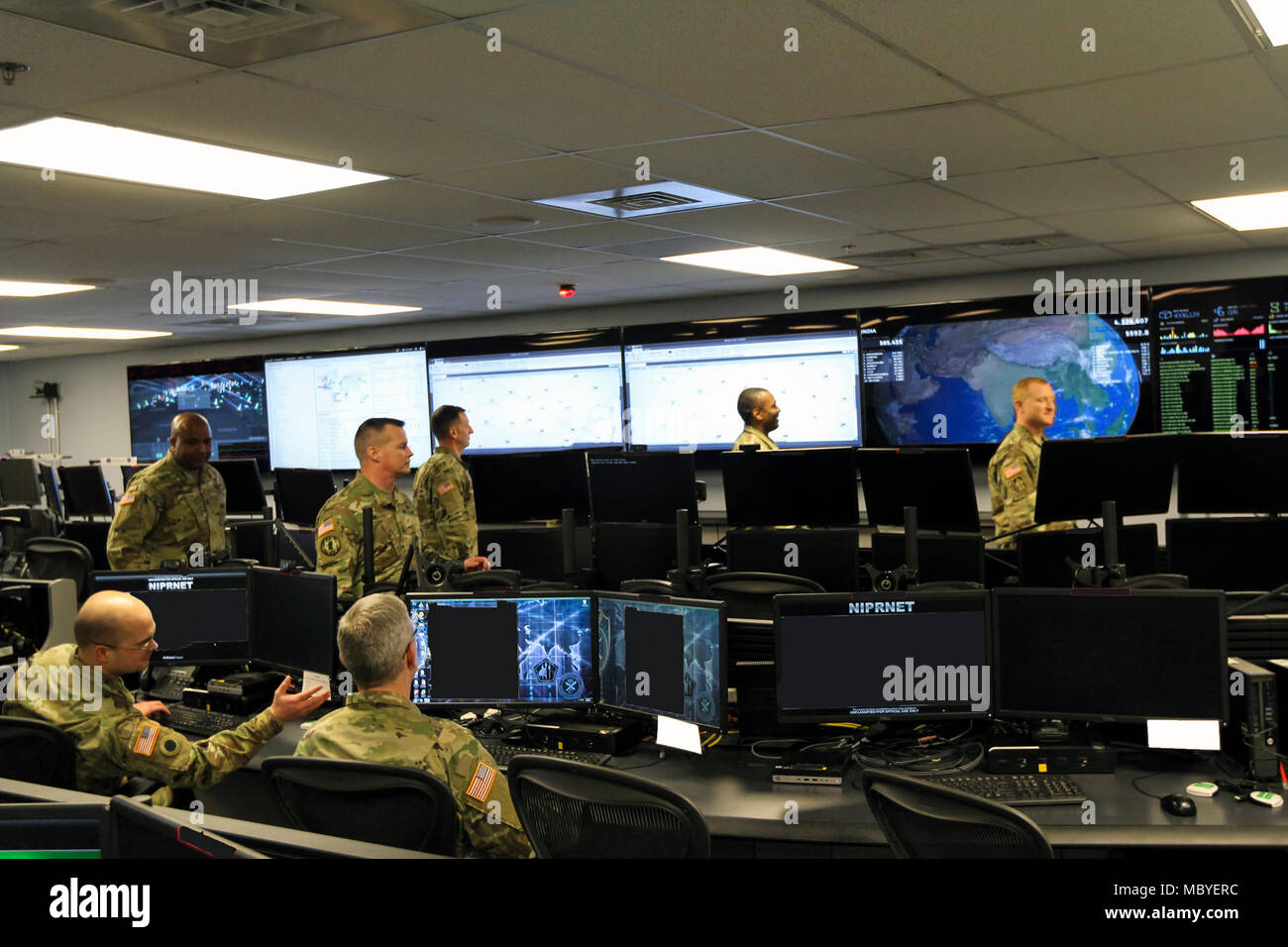 FORT GEORGE G. MEADE, Md - Die Soldaten der Task Force Echo, ein Army National Guard (ARNG) besteht aus mehr als 140 Soldaten aus sieben Staaten, haben mehr 38.000 Stunden der technischen Ausbildung und unterstützt mehr als 1.500 US-Army und US-Cyber Cyber Command Befehl Missionen während ihrer einjährigen Mobilisierung. Aufgrund des Erfolges, das Verteidigungsministerium hat den TFE-Mission verlängert und wird die aktuelle Gruppe von ARNG Soldaten Übergang mit einem neuen Team von cyber Krieger. ( Stockfoto