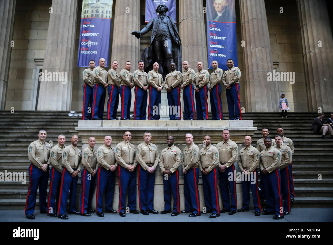 NEW YORK CITY - ältere Soldaten Karriere Recruiter (grauen Bärte) mit Marine Corps Recruiting Befehl (MCRC) posieren für ein Foto vor der Federal Hall während der Nationalen 8412 Grauen Bärte Symposium in New York City, 24.02.21. Marine Corps Recruiting Befehl (MCRC) führt jährliche Schulung der weiteren beruflichen Entwicklung des einziehenden Kraft zu gewährleisten. Teil einer grauen Bärte' Rolle ist, zu beobachten, zu diagnostizieren und zu erkennen, was notwendig ist, um zu helfen, die einziehende Kraft peak Gesamtkraft recruiting Performance erreichen. Stockfoto