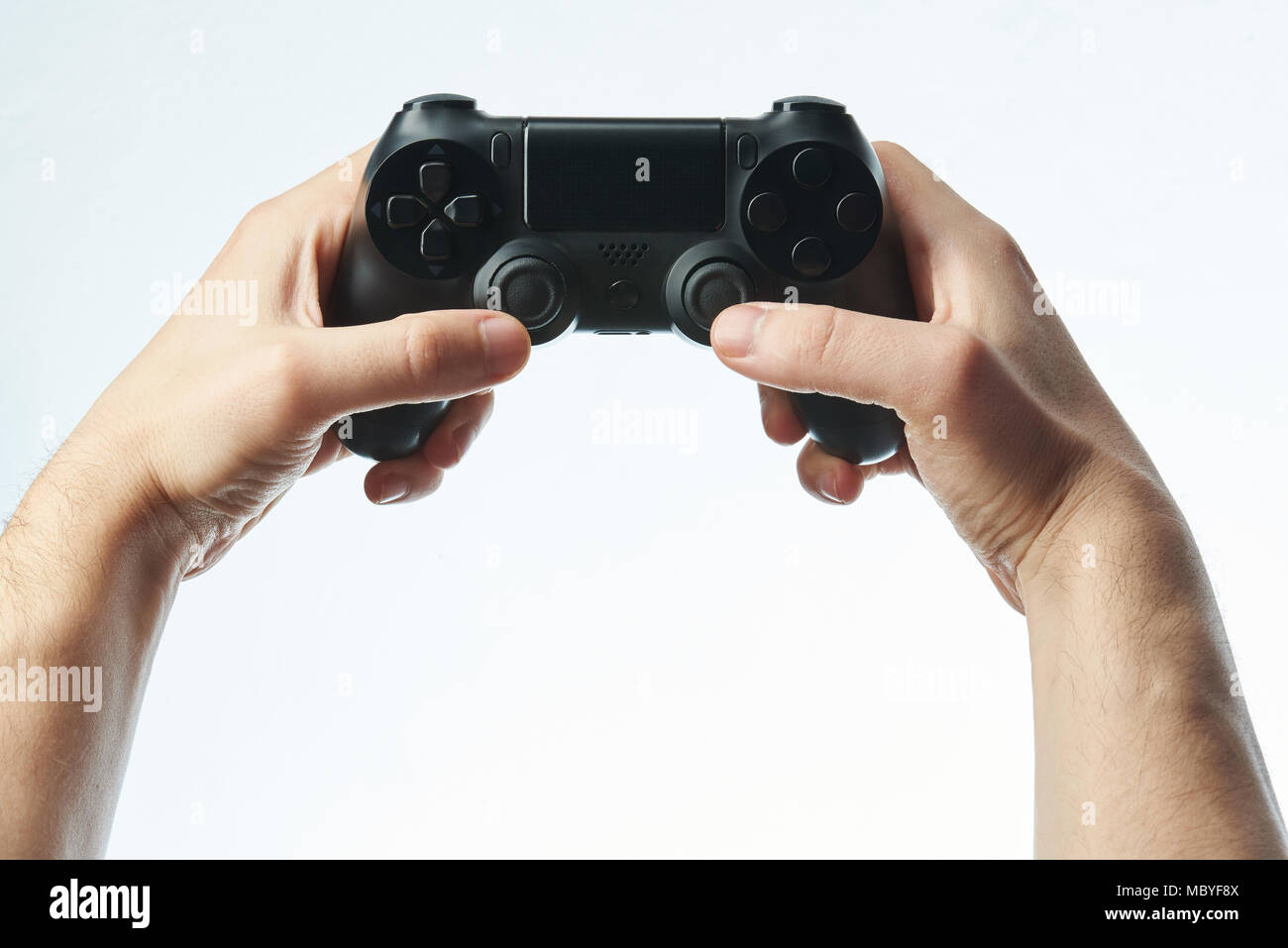 Hände halten schwarz Game Controller auf weißem Hintergrund Stockfoto