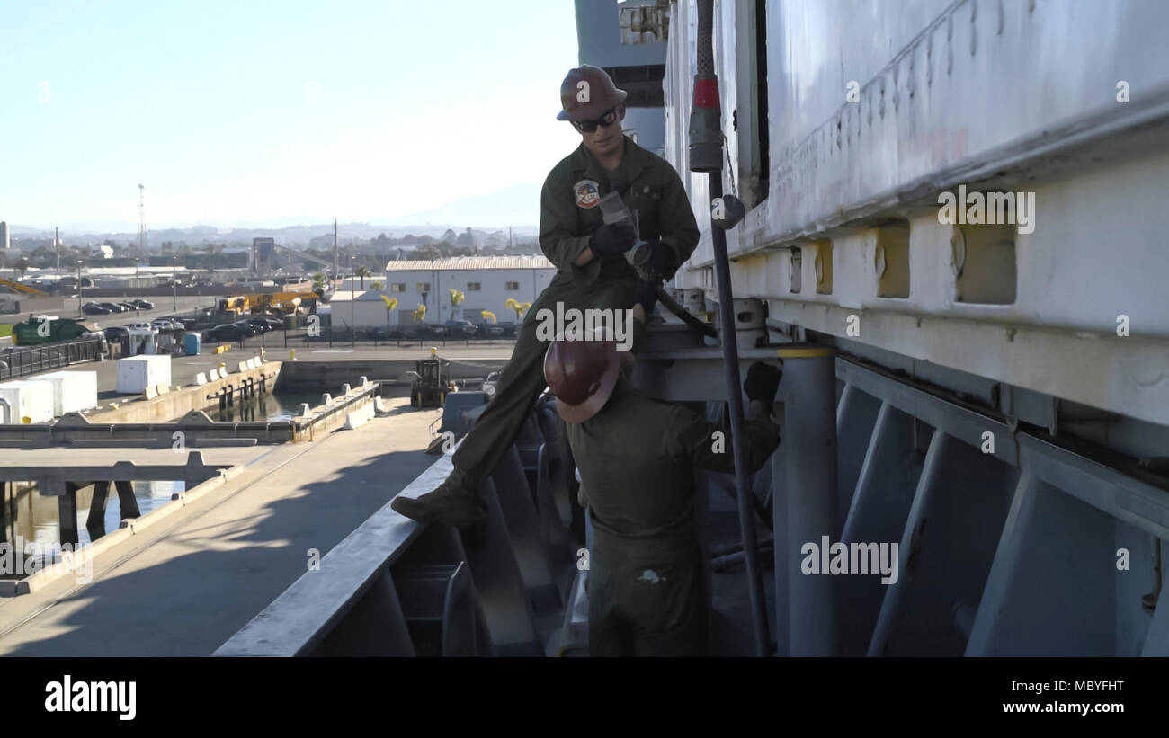 Us-Marines nehmen an der Marine Aviation Waffen und Taktiken Squadron 1 Maintenance Management Kurs während Waffen und Taktiken Instructor Kurs 2-18 San Diego, Calif., März 19. WTI ist ein sieben-wöchigen Schulungsveranstaltung durch Marine Aviation Waffen und Taktiken Squadron 1 Kader, die betriebliche Integration der sechs Funktionen des Marine Corps Luftfahrt, bei der Unterstützung einer Marine Air Ground Task Force betont und bietet standardisierte Advanced Tactical Training und Zertifizierung der Ausbilder Qualifikationen zu Marine Aviation Training und die Bereitschaft, Unterstützung und hilft bei der Entwicklung und Empl gehostet Stockfoto