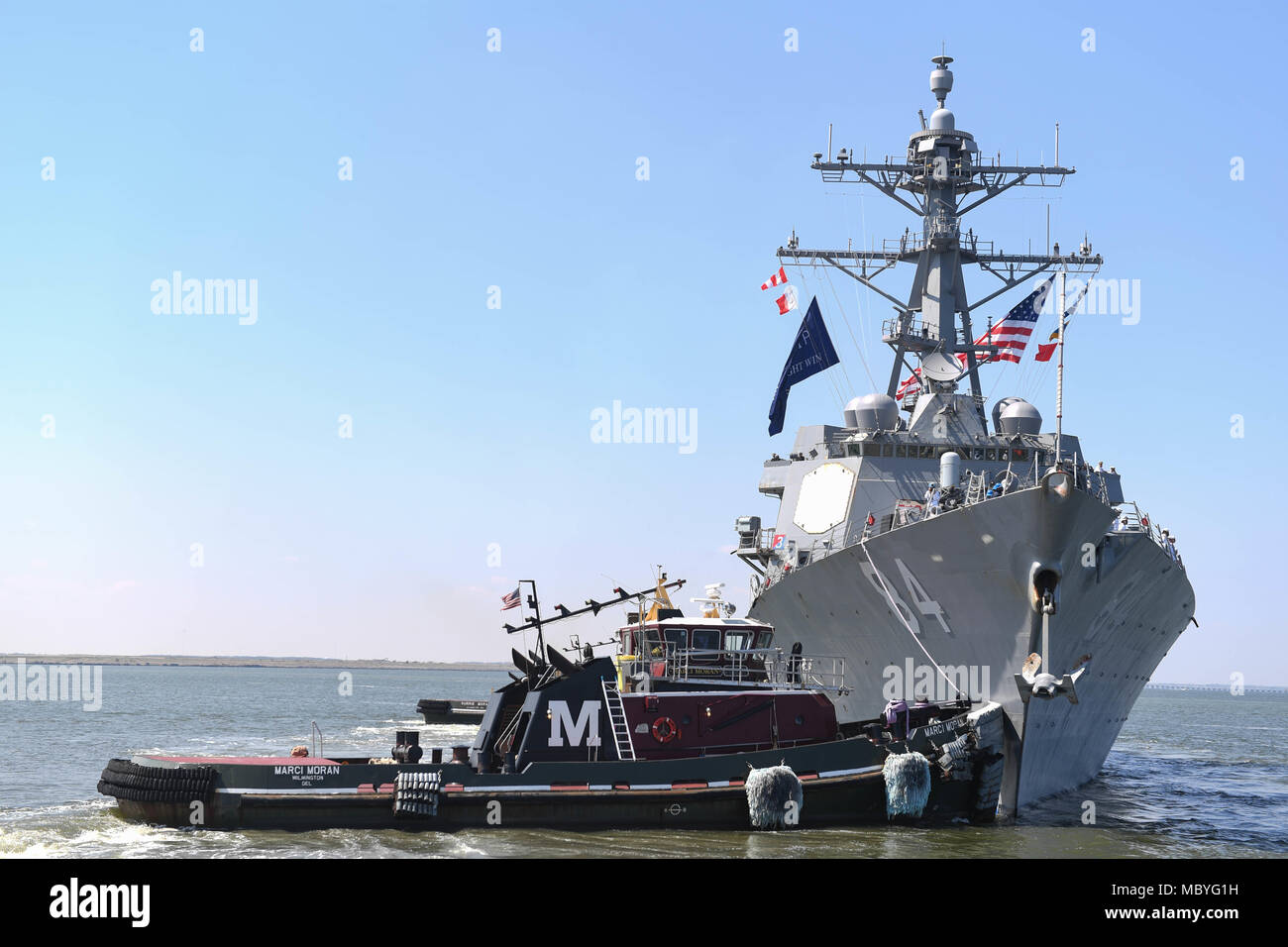 180411-N-CE 622-1447 Norfolk, Virginia (11. April 2018) USS Bulkeley (DDG84) fährt Naval Station Norfolk als Teil der (HSTCSG) Deployment Harry S. Truman Fluggesellschaft Streik Gruppe zur Unterstützung der Maritime Security Operations und Theater Sicherheit Zusammenarbeit in den USA am 5. und 6 Flotte Verantwortungsbereiche. Mit CVN 75 als Flaggschiff, Bereitstellung Streik Vermögenswerte des Konzerns gehören Personal, Schiffe und Flugzeuge von Carrier Strike Group acht (CSG 8), Zerstörer Geschwaders ZWEI ACHT (DESRON 28) und Carrier Air Wing (CVW-1); sowie die Sachsen-Klasse deutsche Fregatte FGS Hessen (F221). (U.S. Marine Foto von M Stockfoto