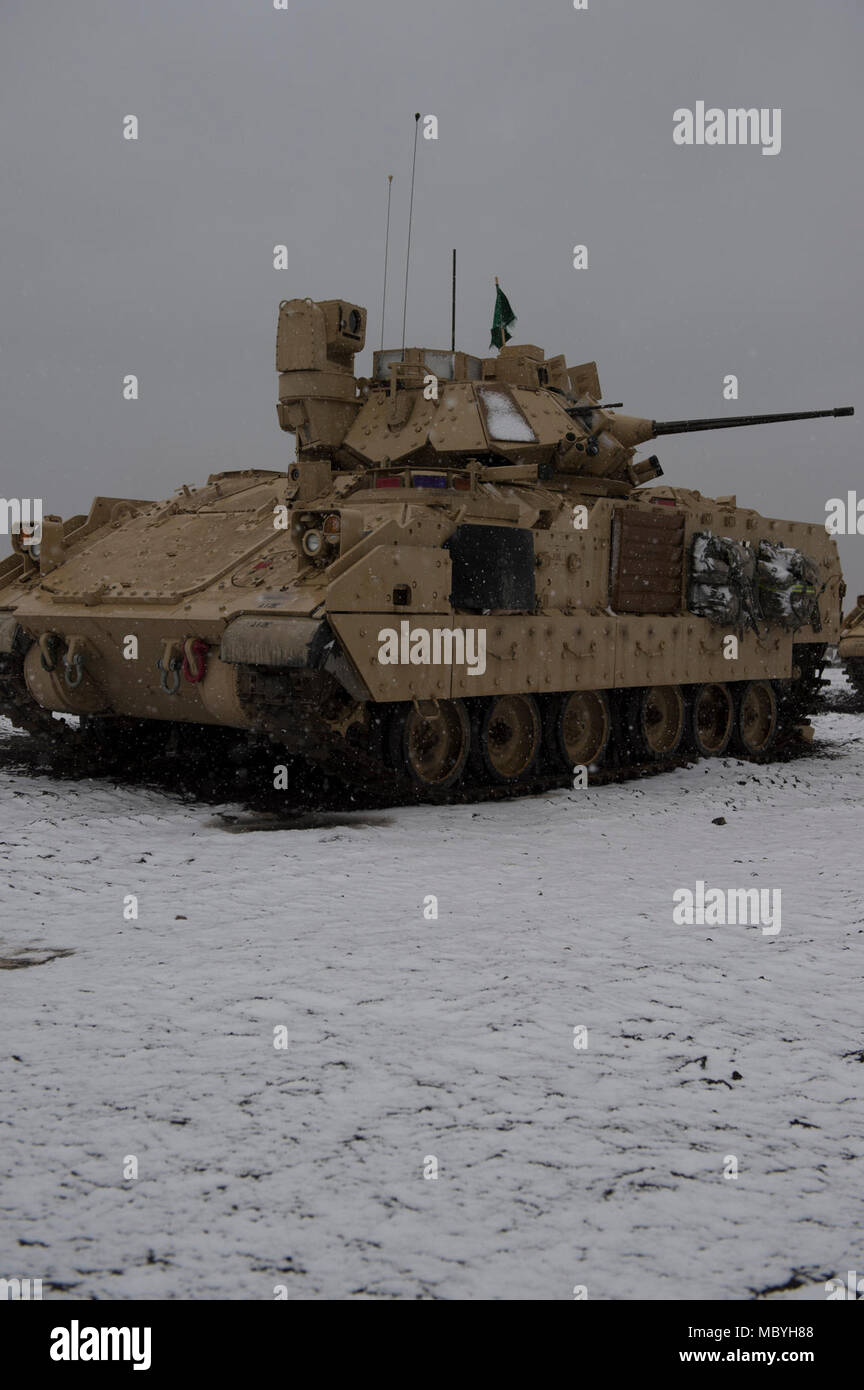 Ingenieure mit der 116 Brigade Engineer Battalion Verhalten M2A3 Bradley Fighting Vehicle schießwesen Qualifikation am 27. März 2018, Obstgarten Combat Training Center, südlich von Boise, Idaho. Bekämpfung der Ingenieure mit den 116 BEB durch Schießwesen Tabelle XII ausgebildet, die Bewertung ihrer Fähigkeit, kollektive Platoon Aufgaben in einem taktischen live - Feuer Umwelt; einschließlich der Integration abgebaut Soldaten mit den zugewiesenen BFV auszuführen. Stockfoto