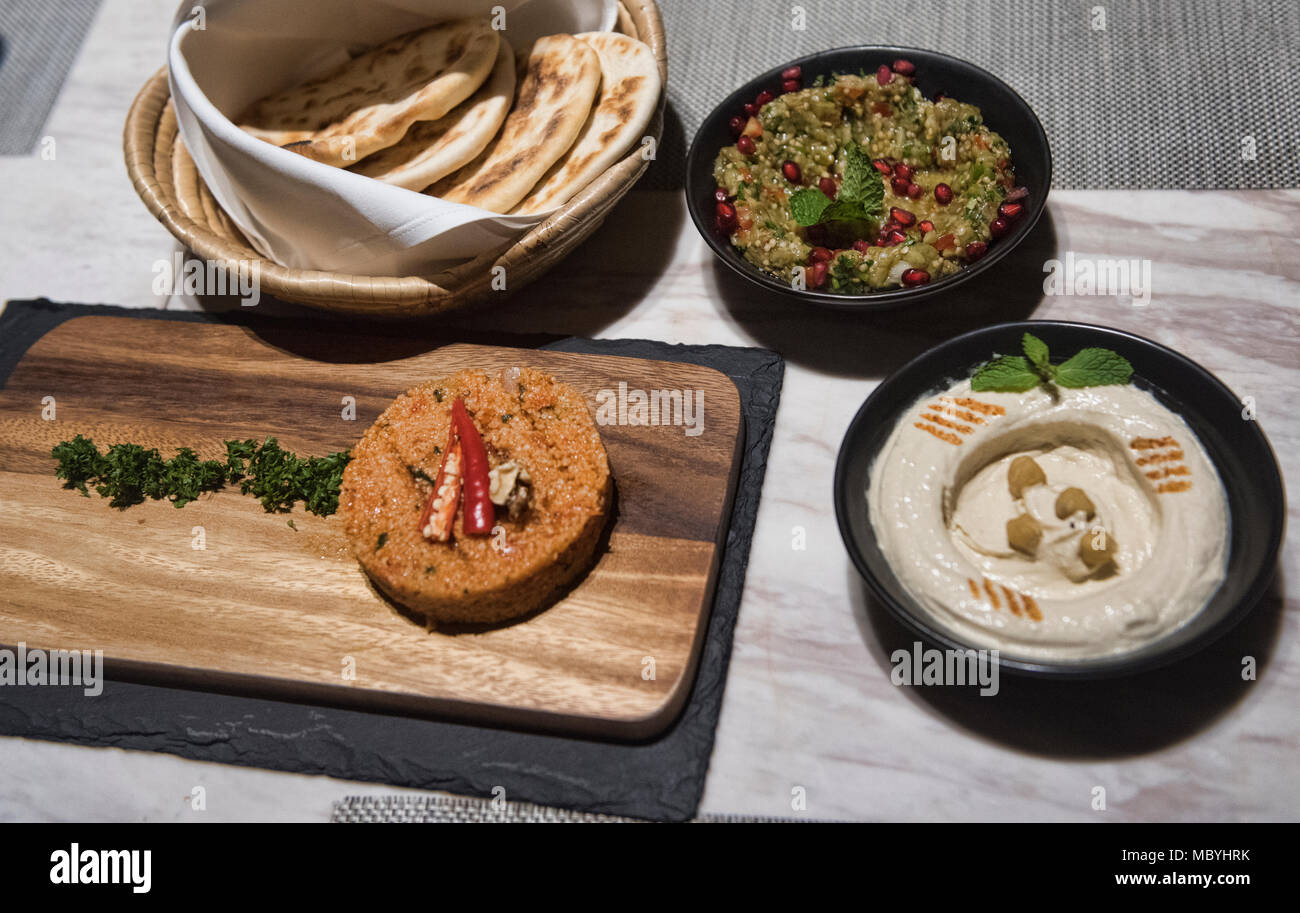 Libanesische Mezze: Hummus, baba Ghanouj, Fladenbrot und Bulgur pilaw. Stockfoto