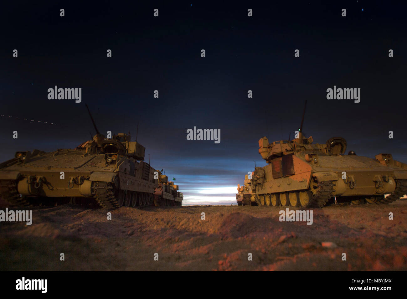 Ingenieure mit der 116 Brigade Engineer Battalion Verhalten M2A3 Bradley Fighting Vehicle schießwesen Qualifikation am 27. März 2018, Obstgarten Combat Training Center, südlich von Boise, Idaho. Bekämpfung der Ingenieure mit den 116 BEB durch Schießwesen Tabelle XII ausgebildet, die Bewertung ihrer Fähigkeit, kollektive Platoon Aufgaben in einem taktischen live - Feuer Umwelt; einschließlich der Integration abgebaut Soldaten mit den zugewiesenen BFV auszuführen. Stockfoto