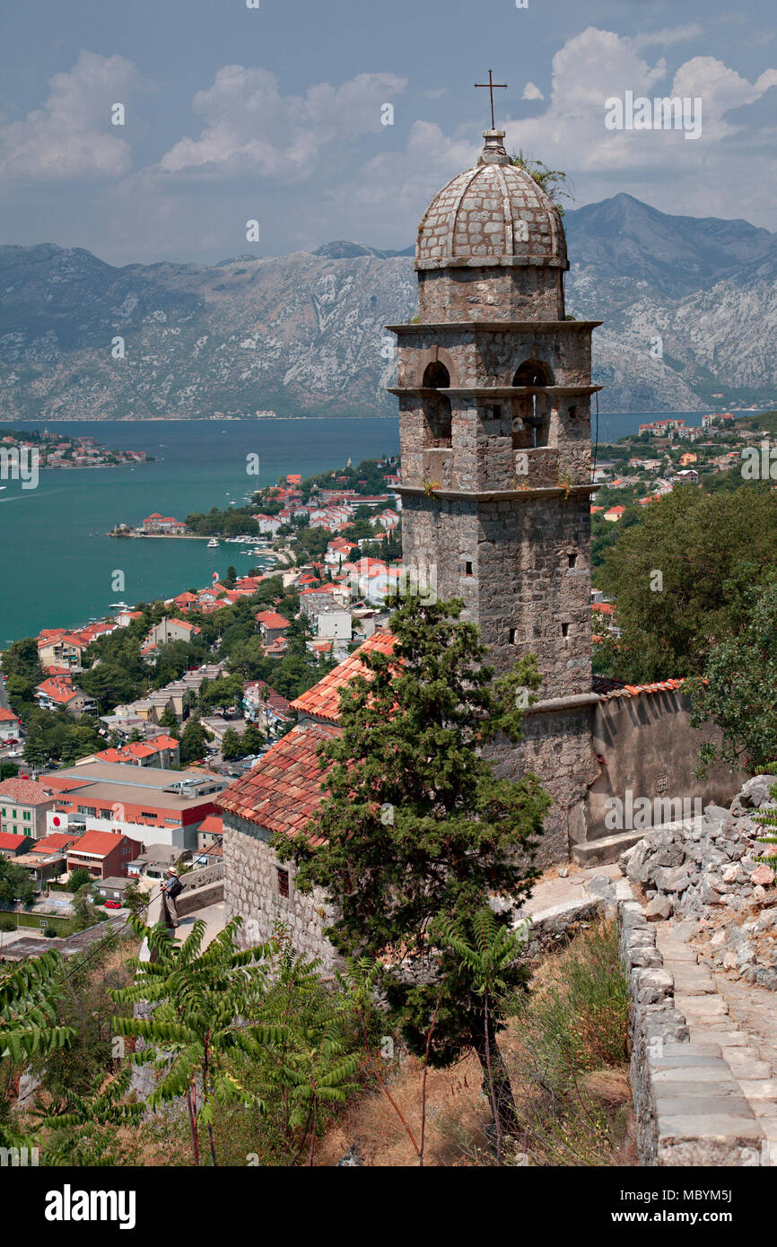 Alte Kirche mit Blick auf die Bucht von Kotor und Kotor, Montenegro Stockfoto