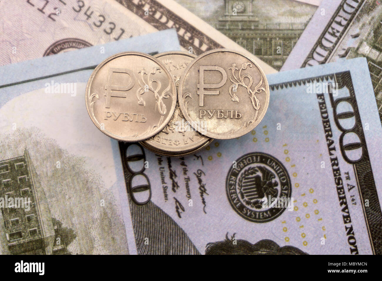 ein Rubel vor dem Hintergrund Hintergrund der US-Dollar-Münze Stockfoto
